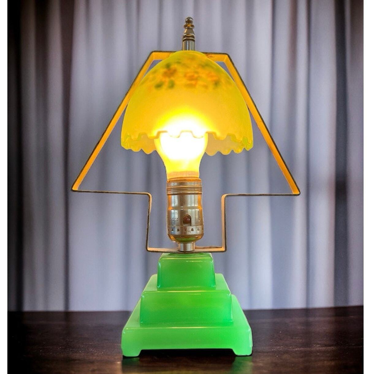Antique 1930’s Art Deco Jadeite Jadite Uranium Glass Electric Table Lamp 