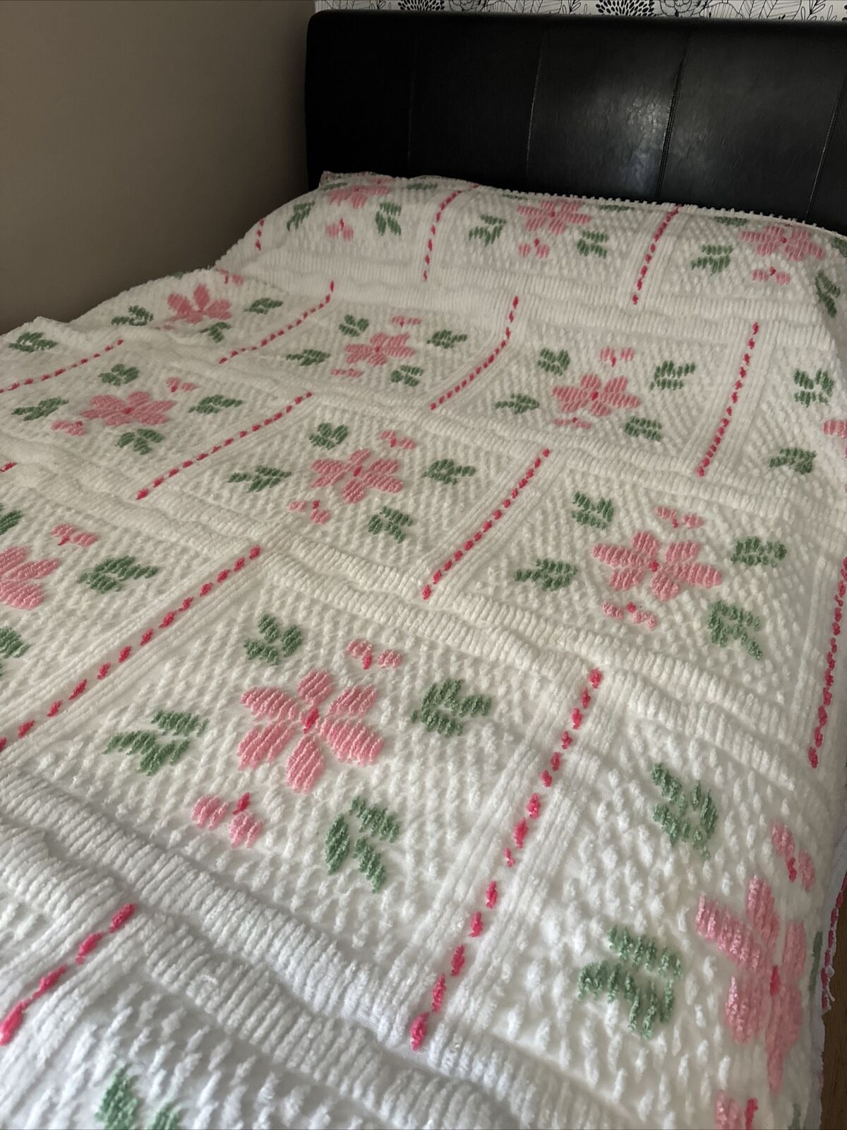Vintage Pink Chenille Style Queen Bedspread  Border White With Pink Flowers