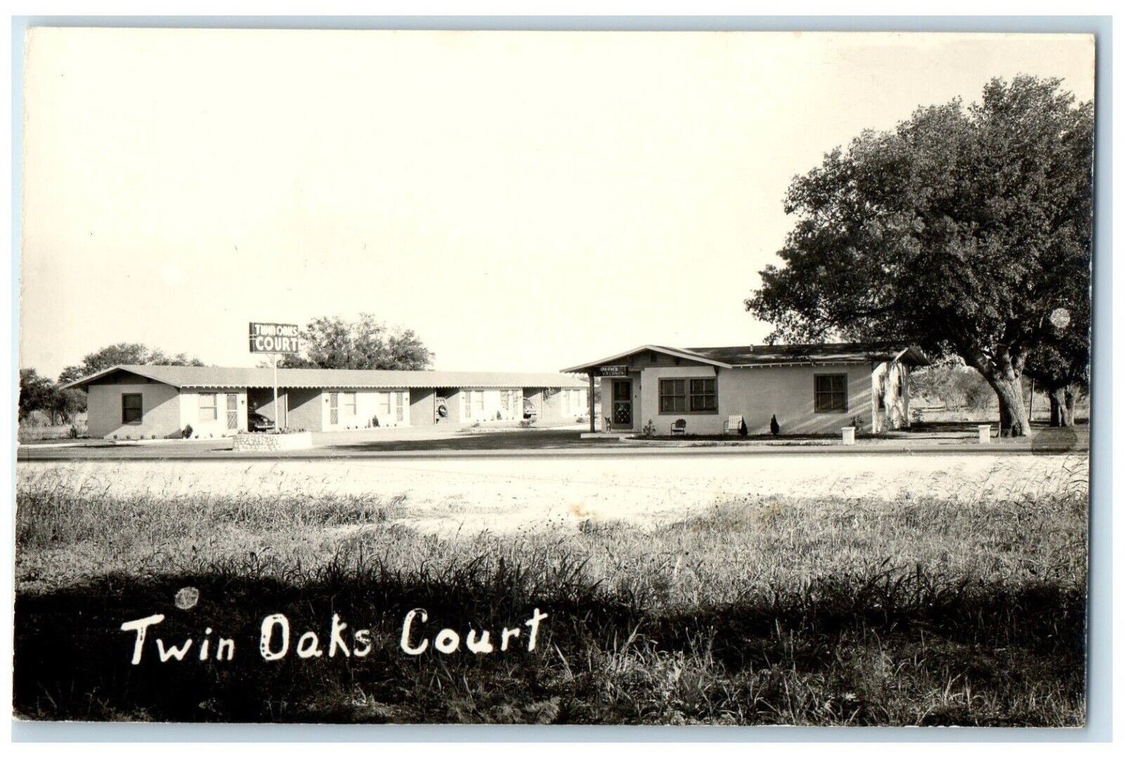 c1940\'s Twin Oaks Court Motel Uvalde Texas TX RPPC Photo Vintage Postcard
