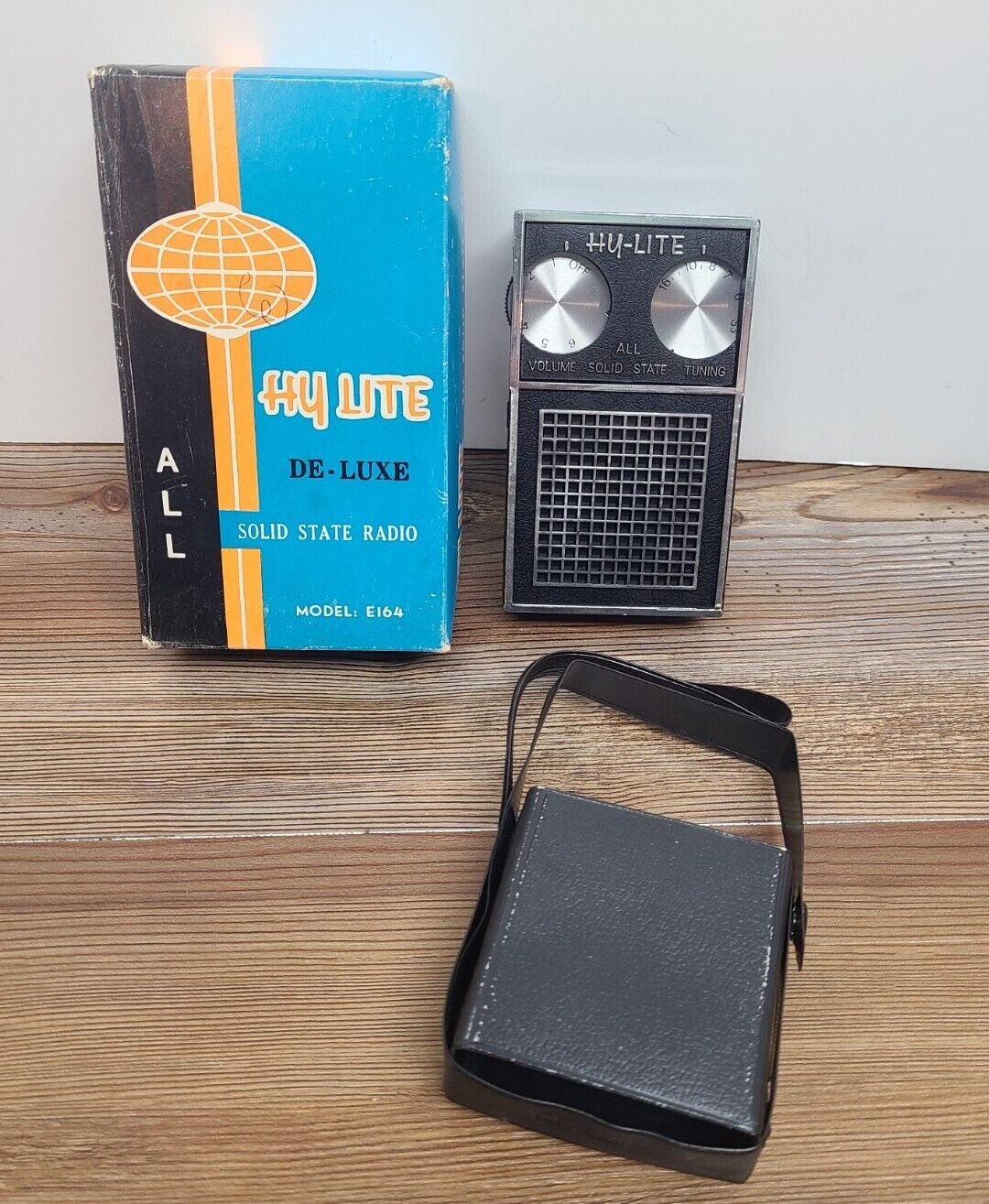 vintage HY-LITE DE-LUXE model E164 solid state radio Hong Kong