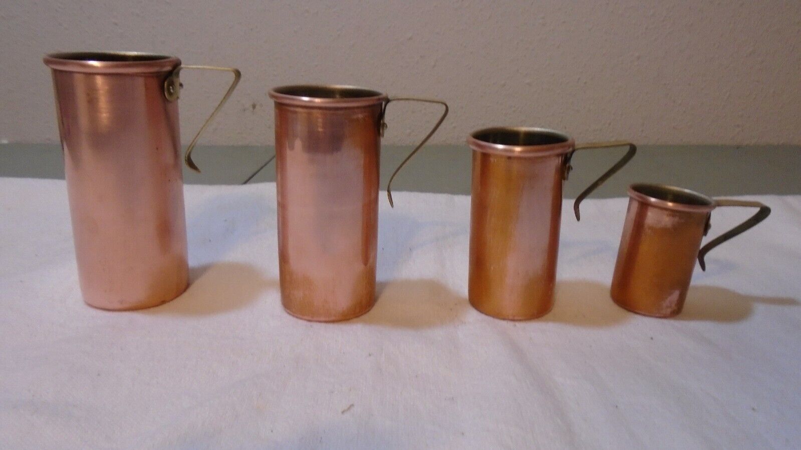 Vintage Solid Copper Measuring Cups Tin Lined Nesting Handle Riveted Rolled Rim