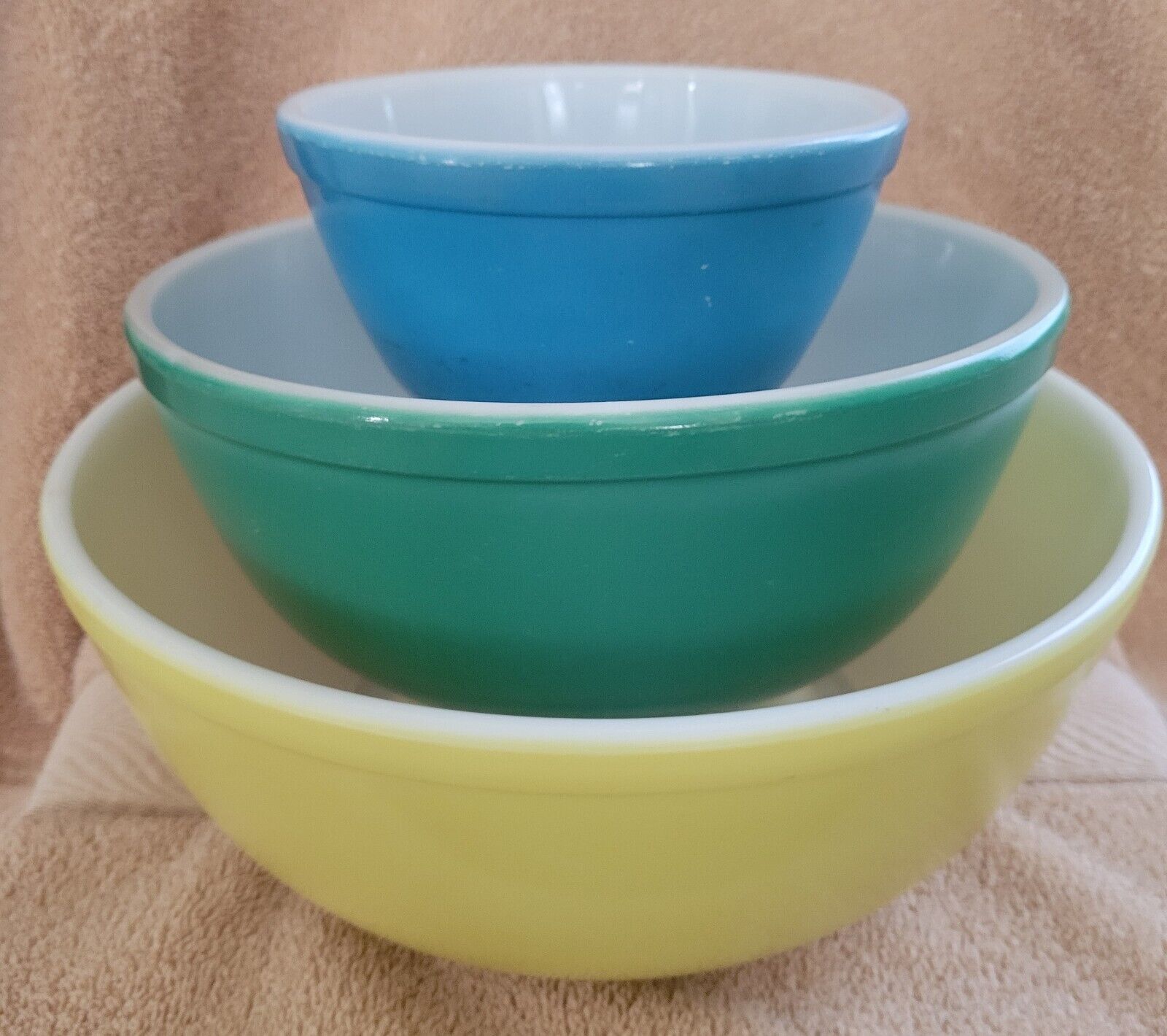 Vintage Pyrex Nesting Mixing Bowls--Set of 3--Primary Colors