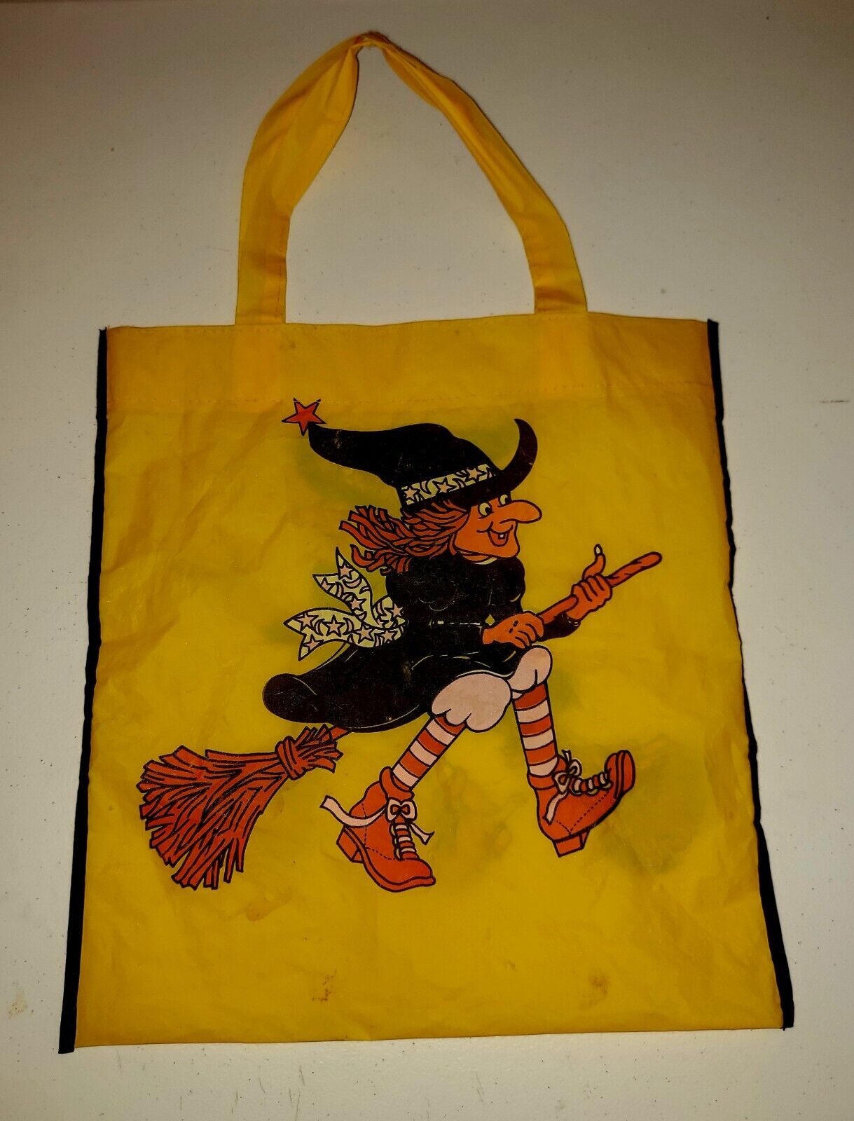 VINTAGE VINYL HALLOWEEN Trick Or treat bag classic witch design 80\'s