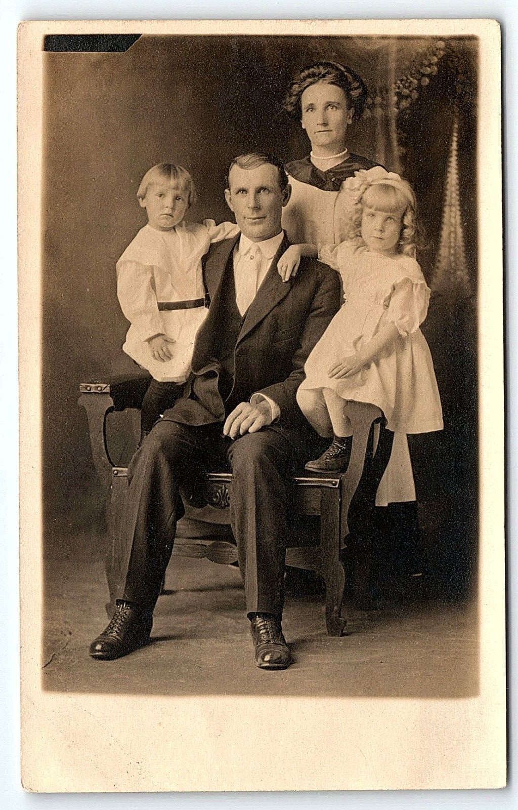 c1910 FAMILY PHOTO HUSBAND WIFE 2 SUPER CUTE LITTLE GIRLS RPPC POSTCARD P4275