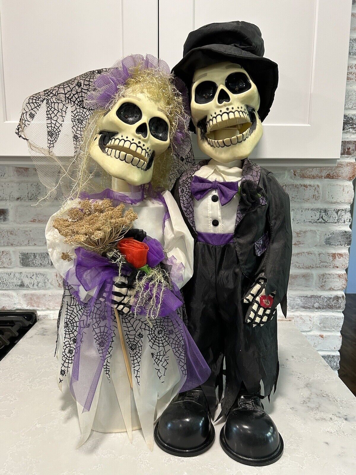 Newly Deads Halloween Bride & Groom Skeleton Sings I Got You Babe - Sunny & Cher