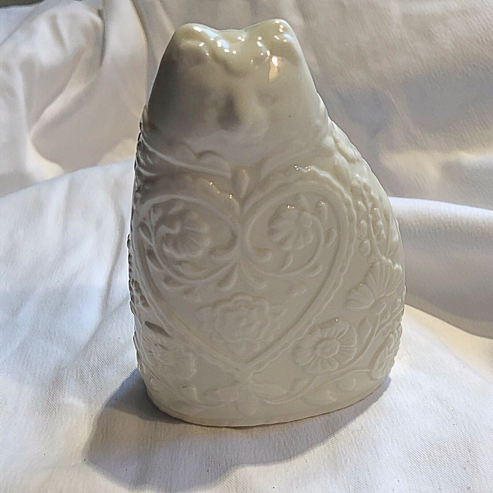 White Ceramic Cat Figurine Hearts And Flowers Filigree Design 3.5”