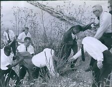 1968 Kansas City Kc Police Remove Woman'S Body From Kaw River Crime 7X9 Photo picture