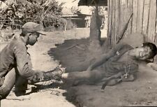 LG54 1972 Wire Photo SOUTH VIETNAMESE SOLDIER HELPING A BUDDY WOUNDED IN BATTLE picture