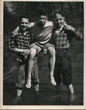 1947 Press Photo Pat McCutcheon, Rob Schwind, Gilbert Miller wade in Rocky River picture