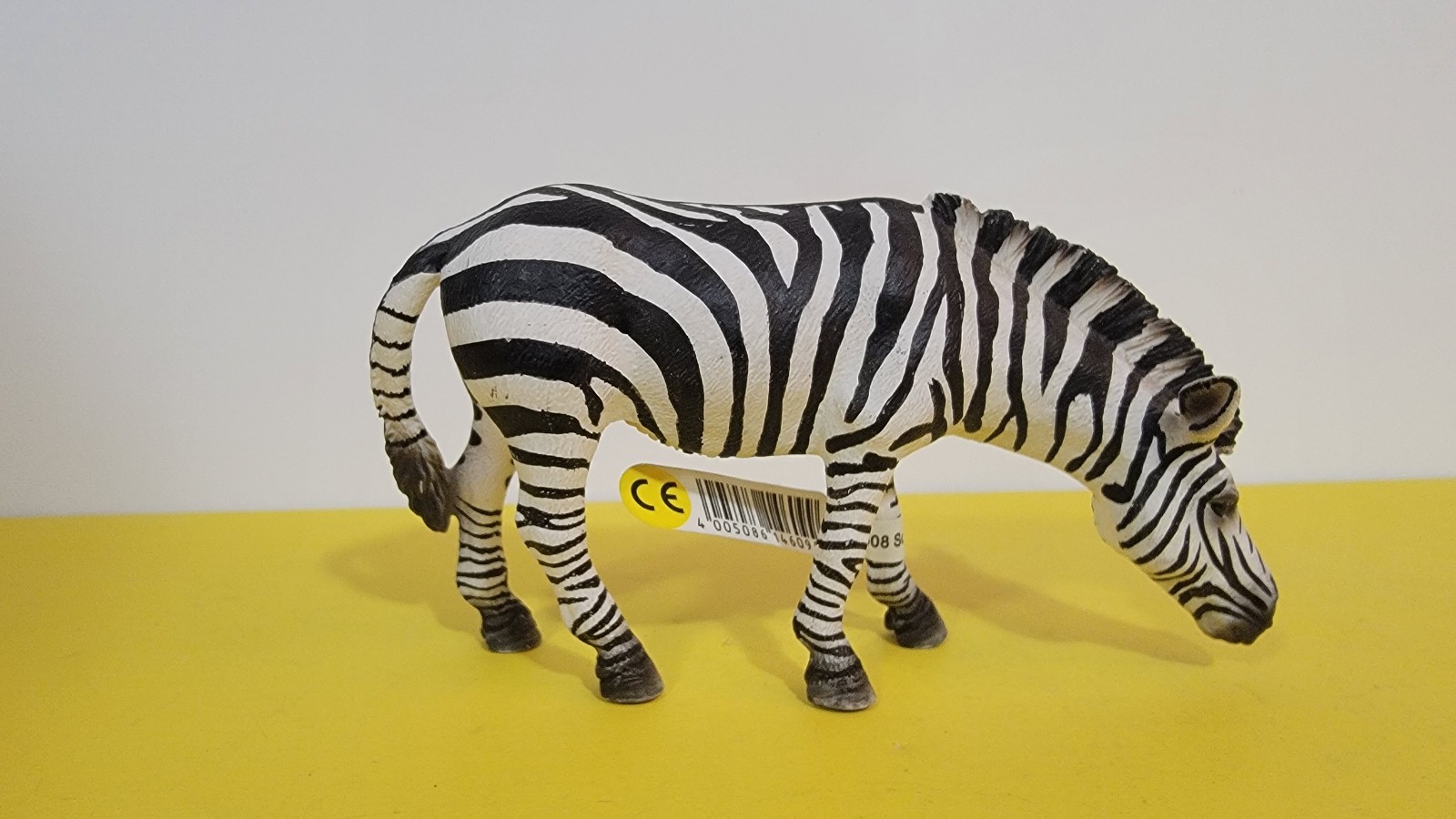 SCHLEICH ZEBRA GRAZING 14609 RETIRED Wild African Animal Figure with Tag