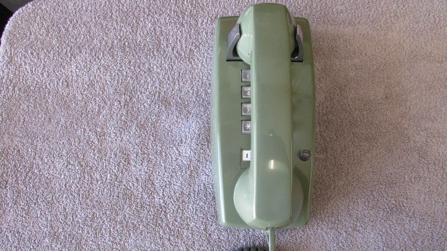 Nice Vintage Avocado Green 1986 Western Electric 2558 DM 2-line phone telephone