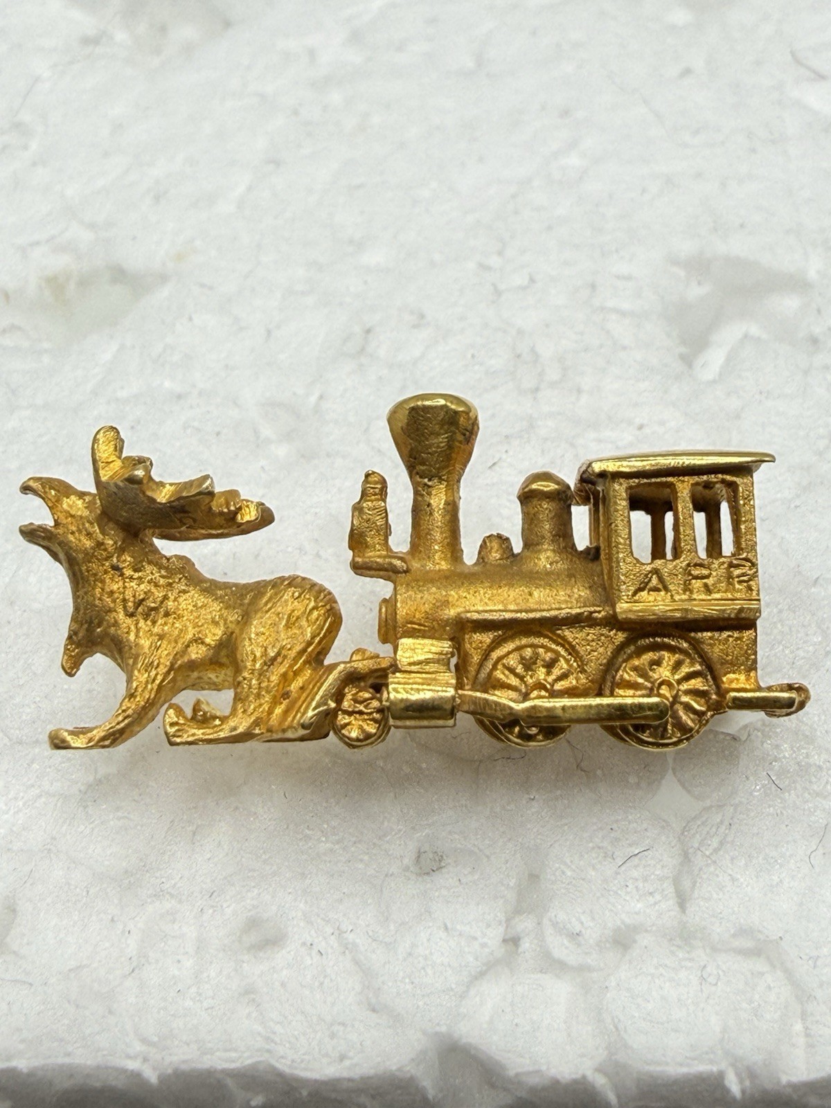 Kurt WAYNE Vintage 10kt Gold Pin/TieTac ARR Alaska Railroad Train, Pushing Moose