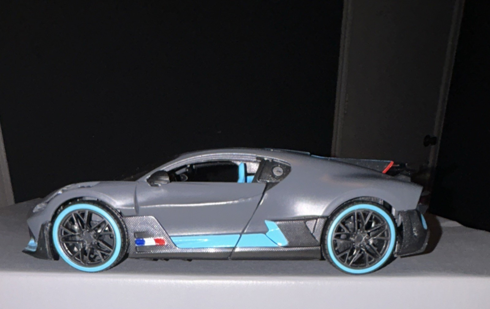 Bugatti Divo Gray Model Car with Blue Accents Collectible Display1/24 Bugatti Divo Gray Model Car with Blue Accents Collectible Display1/24