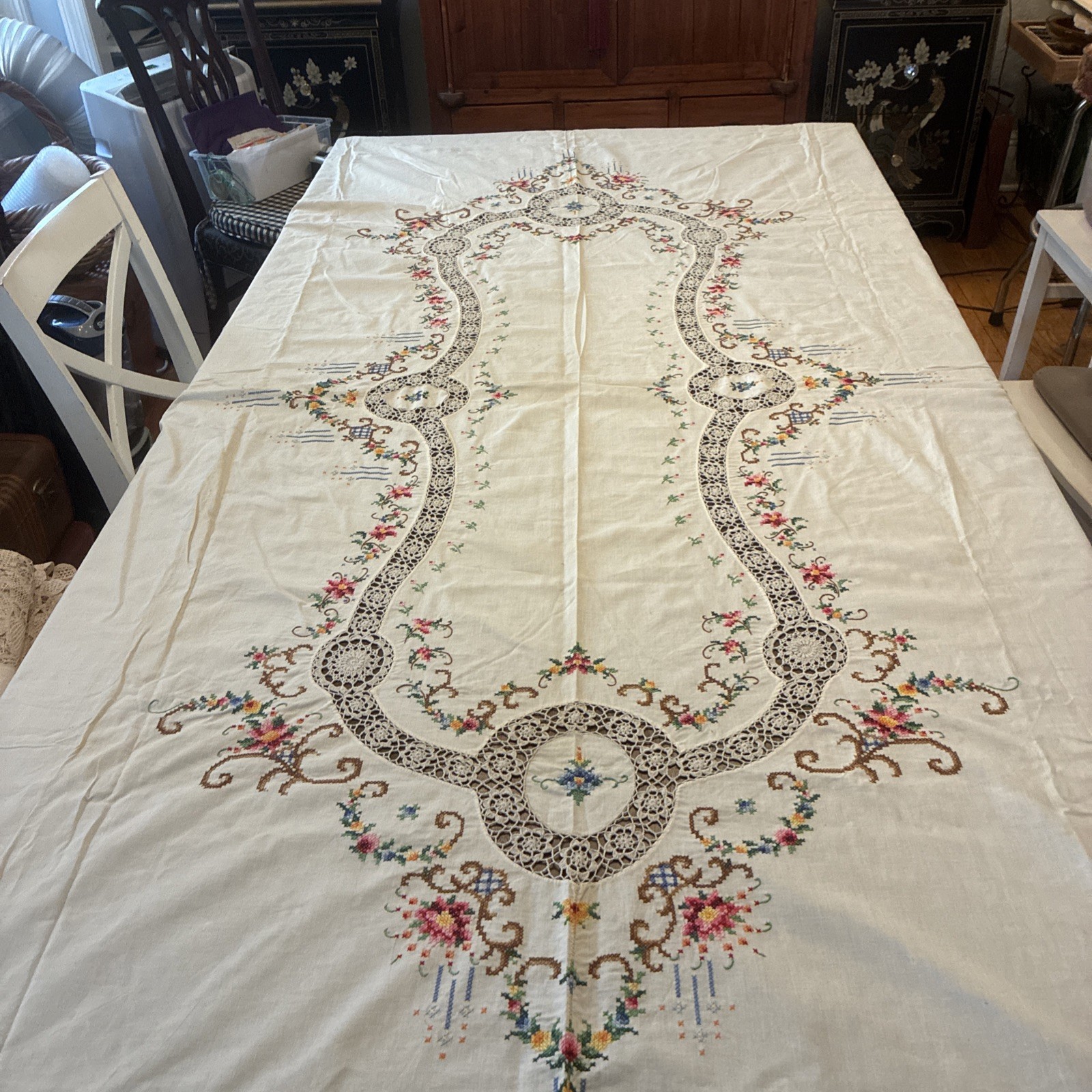 VTG Hand Embroidered Crocheted Lace Floral Tablecloth