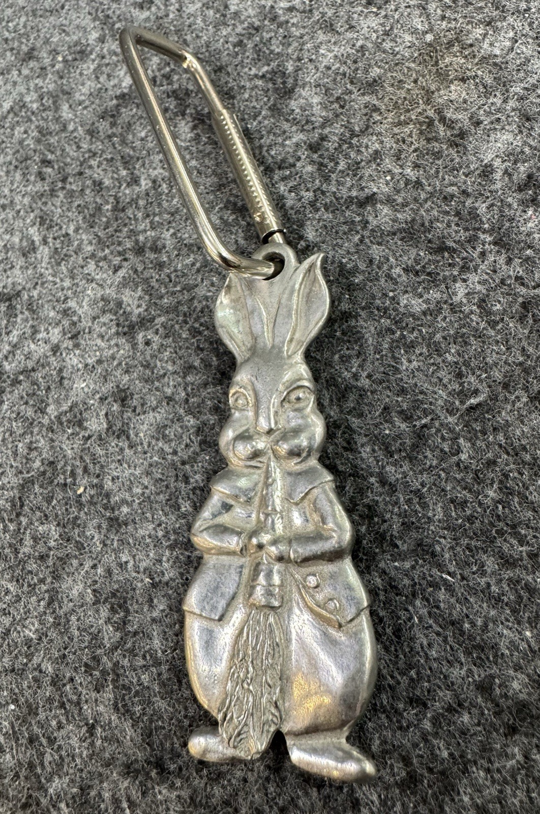 Vintage 1987 SeaGull Pewter Canada PETER RABBIT Keychain Bunny Eating Carrot