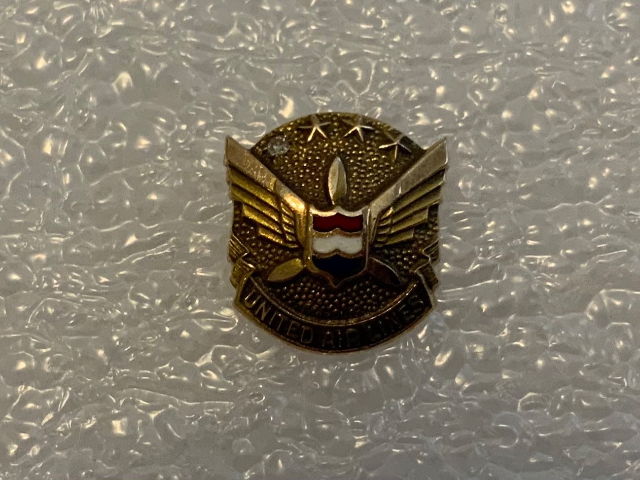 UNITED AIR LINES 10 YEAR SERVICE PIN, ONE DIAMOND, CLUTCH BACK, 10 KB UNITED AIR LINES 10 YEAR SERVICE PIN, ONE DIAMOND, CLUTCH BACK, 10 KB