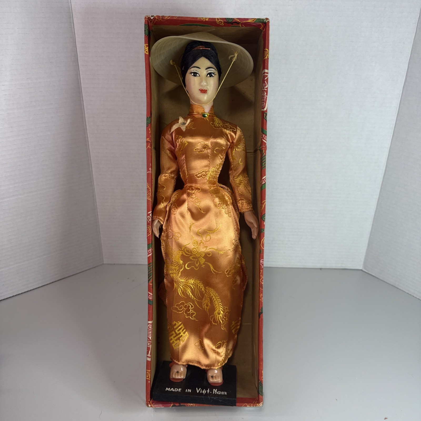 VINTAGE VIETNAM WAR ERA VIETNAMESE DOLL AO DAI SILK DRESS CONICAL HAT BOX