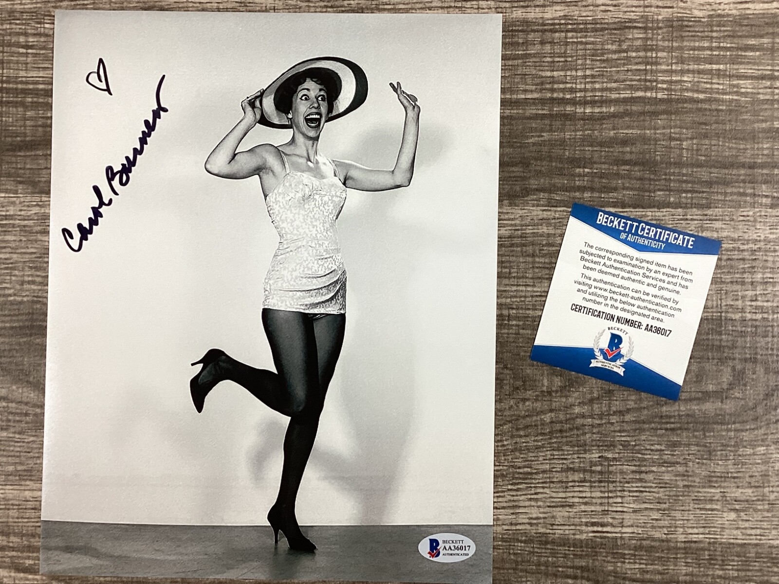 (SSG) Legendary Comedian CAROL BURNETT Signed 8X10 Photo with a BAS/Beckett COA