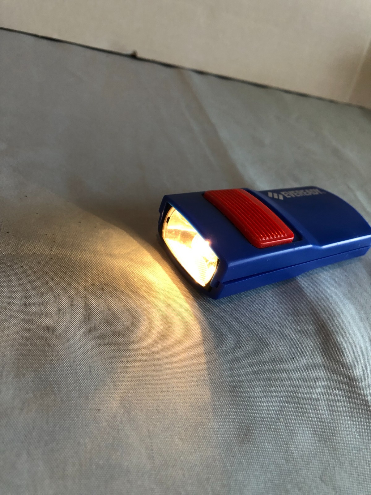 Eveready COMPACT Blue & Red Flashlight WORKS - Batteries Not Incl #F12