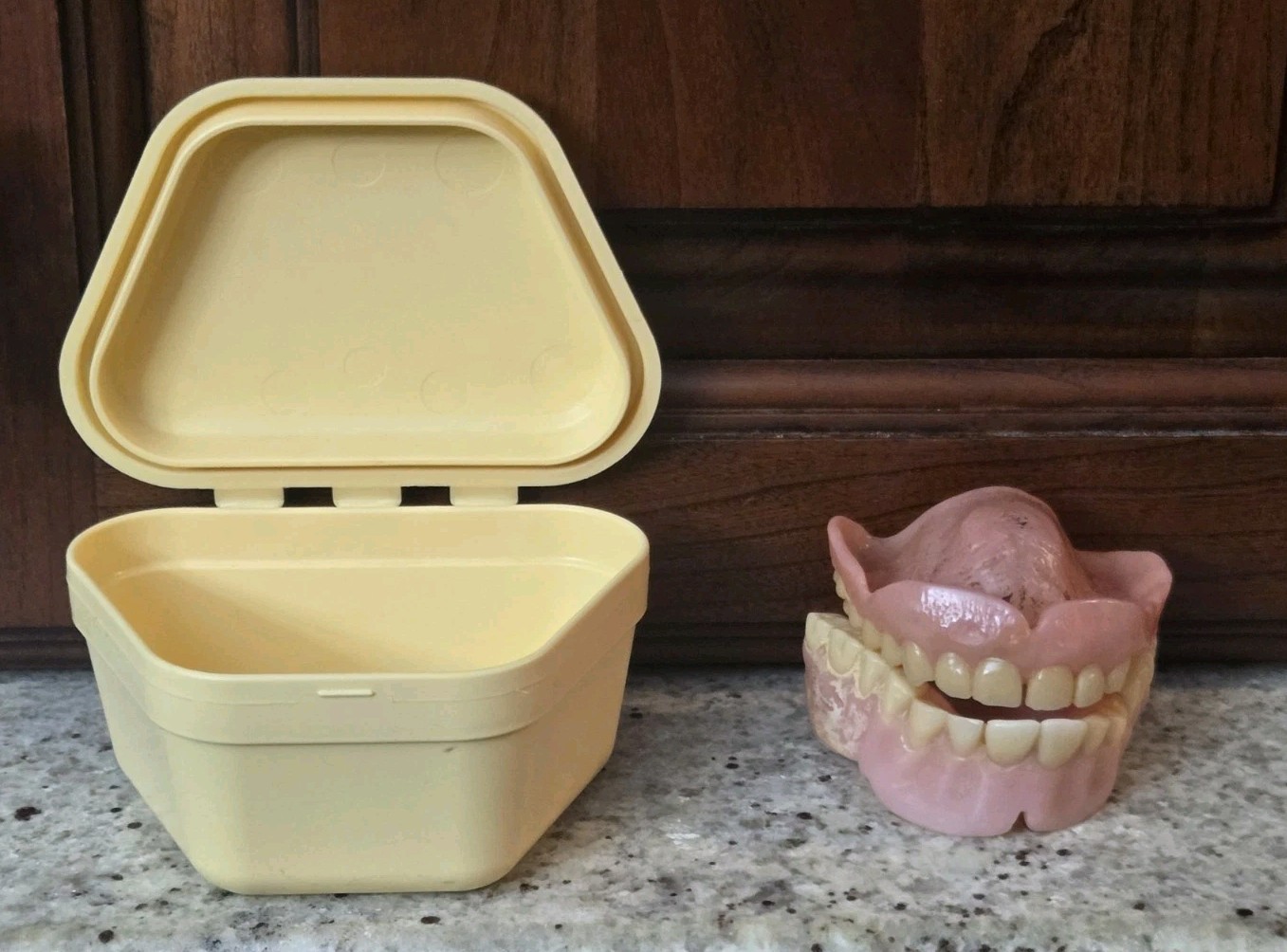 VTG FALSE TEETH DENTAL DENTURES MEDICAL CURIO HORROR PROP ODDLY SHAPED WITH BOX