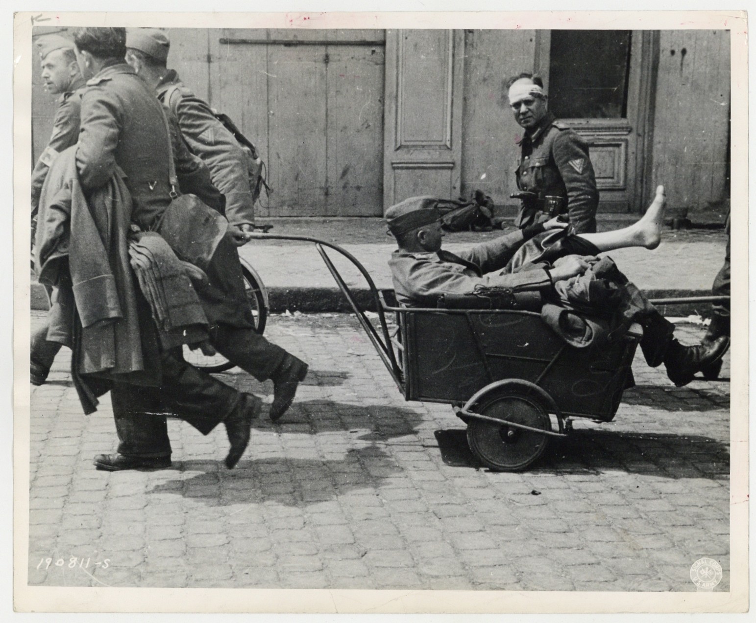 Retreating German Soldiers 1944  Injured Wounded Prisoner POW Photo J15239