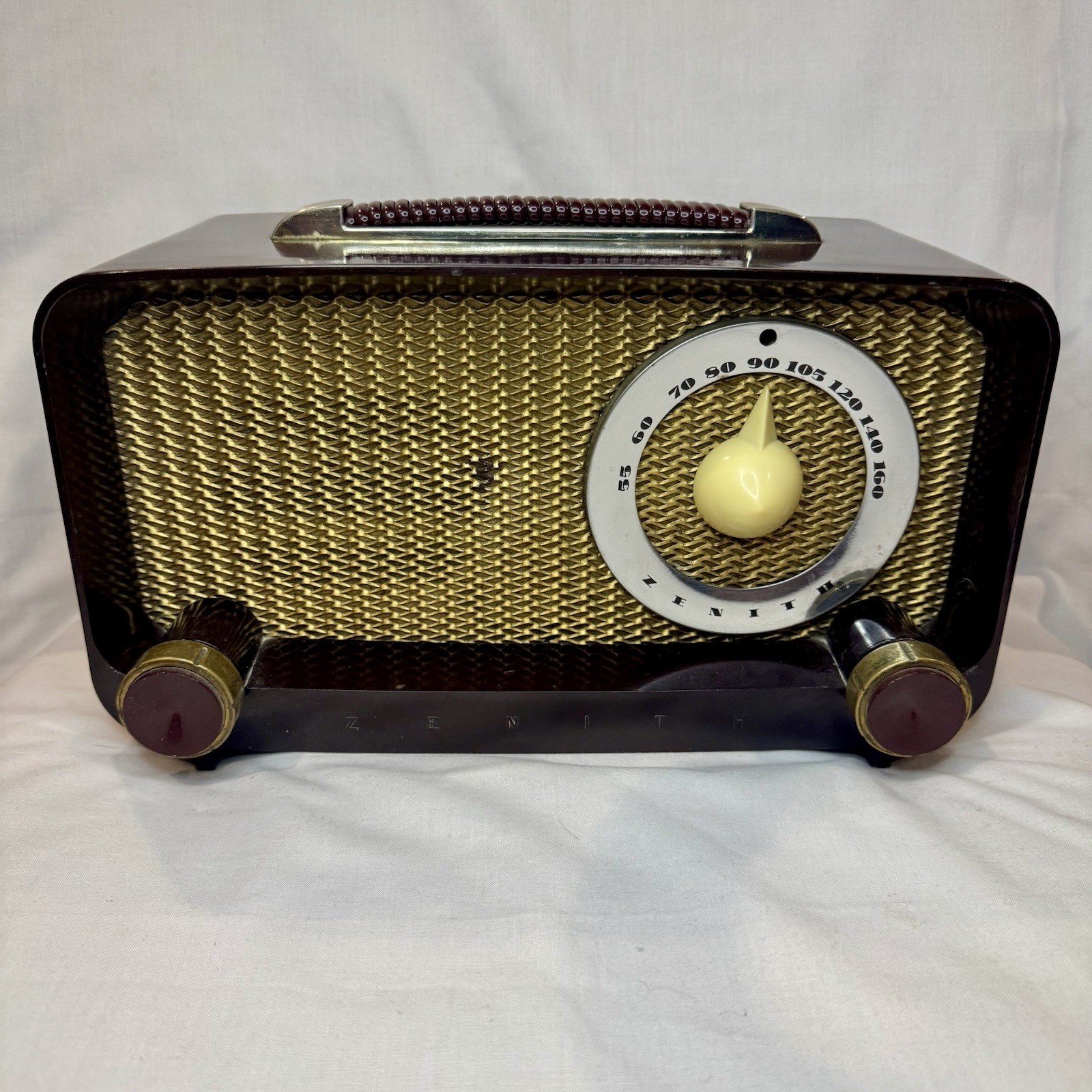 Gorgeous 1949 Zenith Long Distance Tube Radio S14976 Bakelite Case POWERS ON