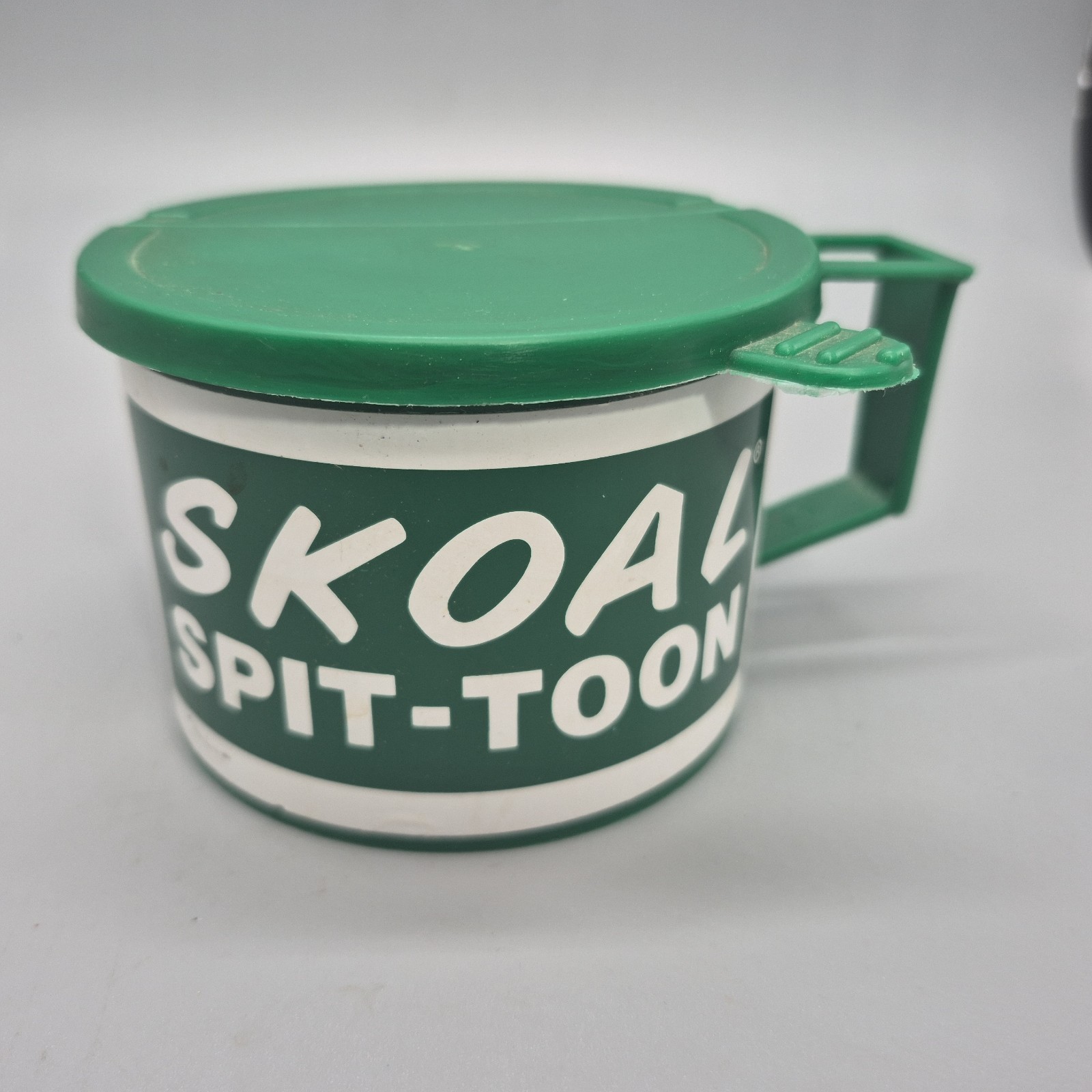 Vintage Skoal Green Plastic Spit-Toon Cup w/ Hinged Lid. RARE Kan-It made in USA