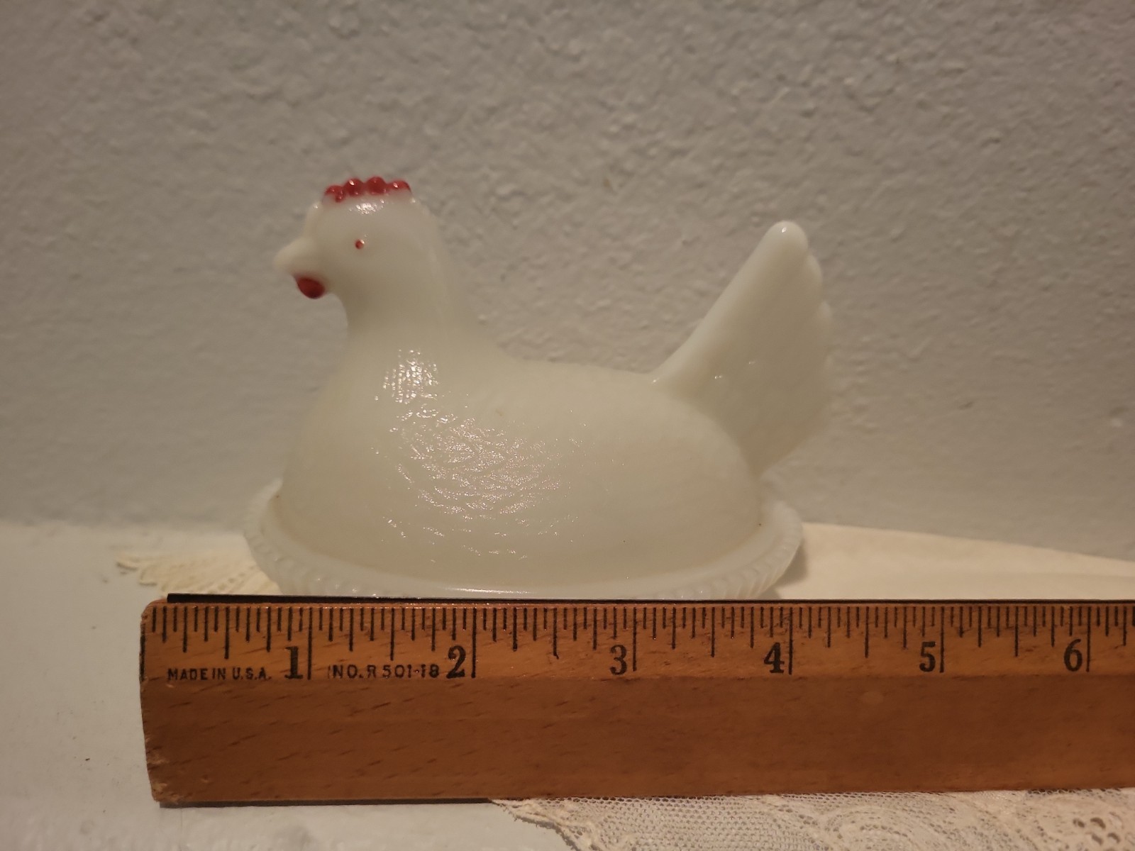 Vinyage MILK GLASS HEN ON NEST WITH RED COMB & EYES 
