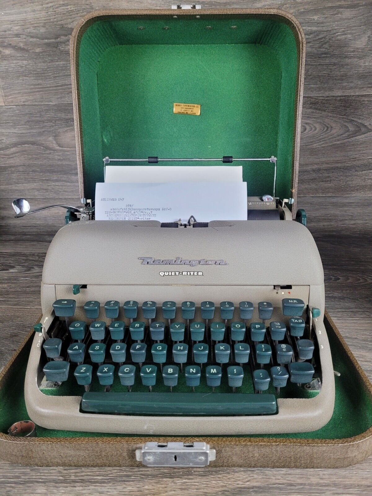 Vtg 1950's Remington Rand Quiet-Riter Manual Type Writer With Case. Works Great