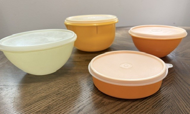 VINTAGE TUPPERWARE - Set of 4 orange/yellow bowls with lids, 