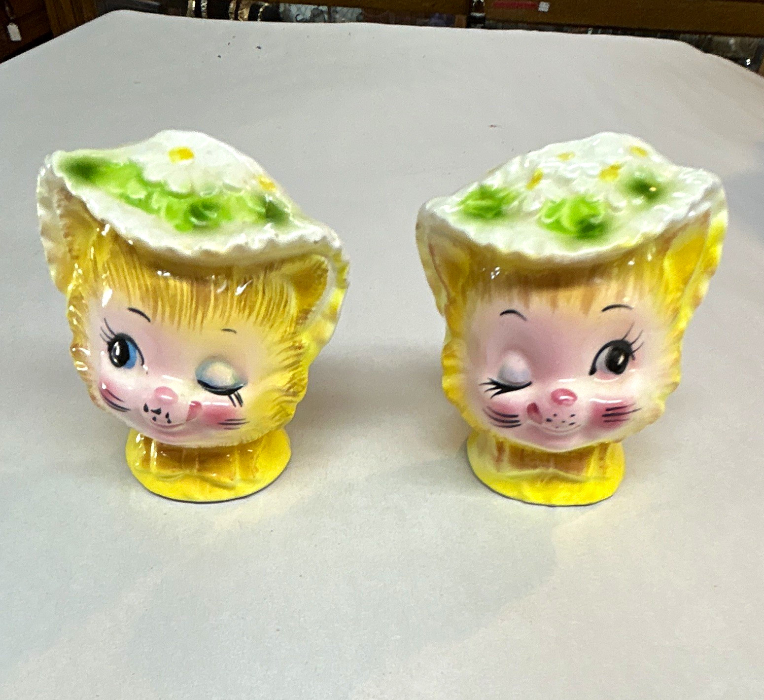 Vintage 1950s Ceramic Girl Head Floral Bonnet Salt & Pepper Shakers E12