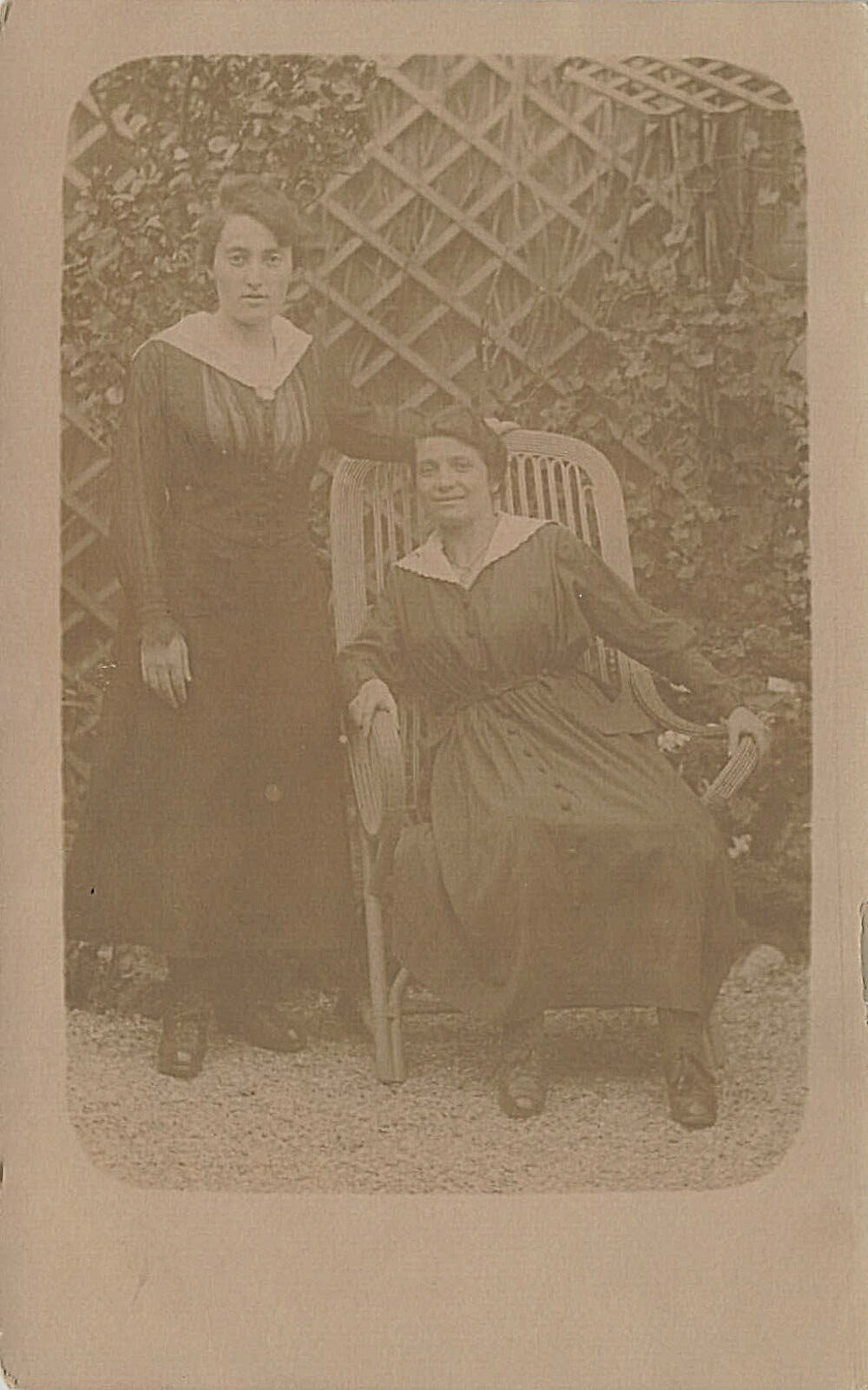 TWO WOMEN POSE TOGETHER REAL PHOTO POSTCARD WIEN VIENNA AUSTRIA 1910 RPPC