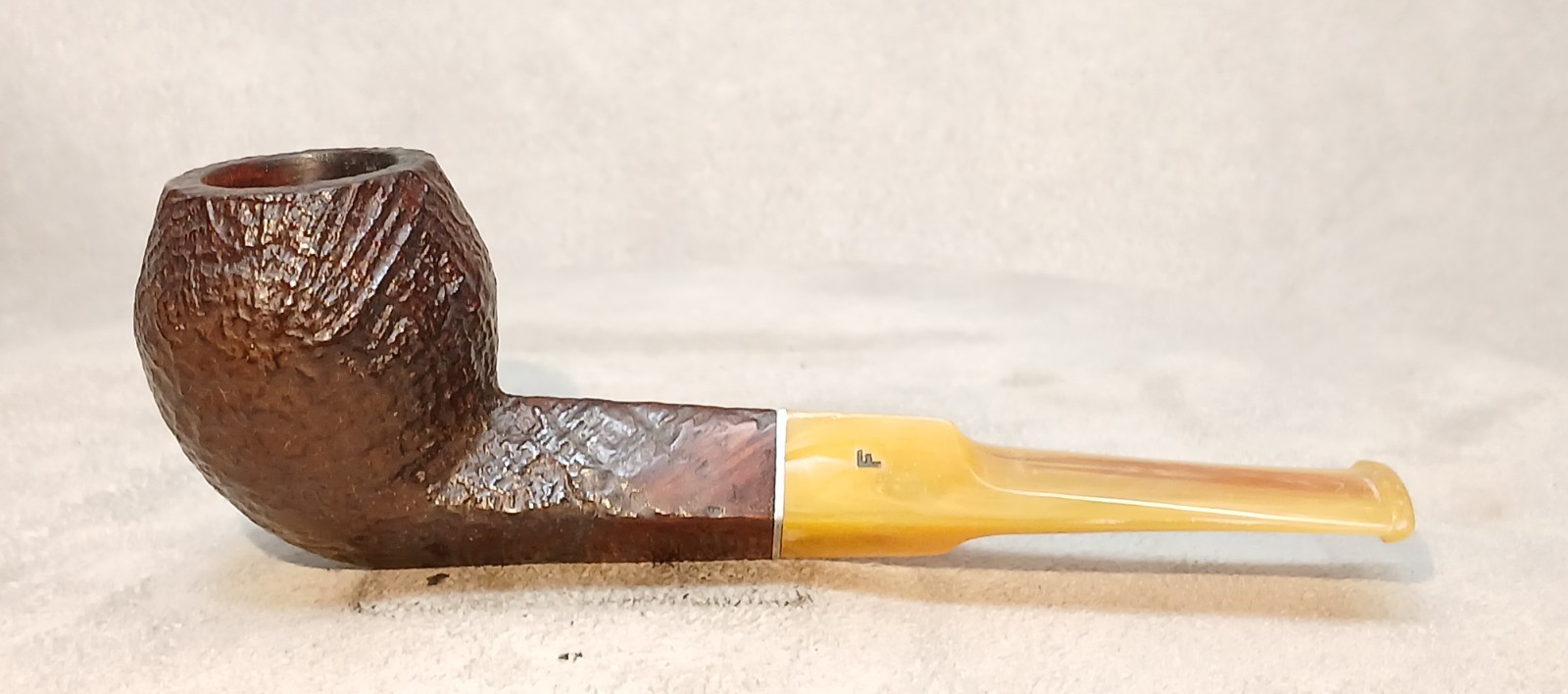 Beautiful Medico Sandblasted Bulldog Tobacco Pipe W/Amber Acrylic Stem 