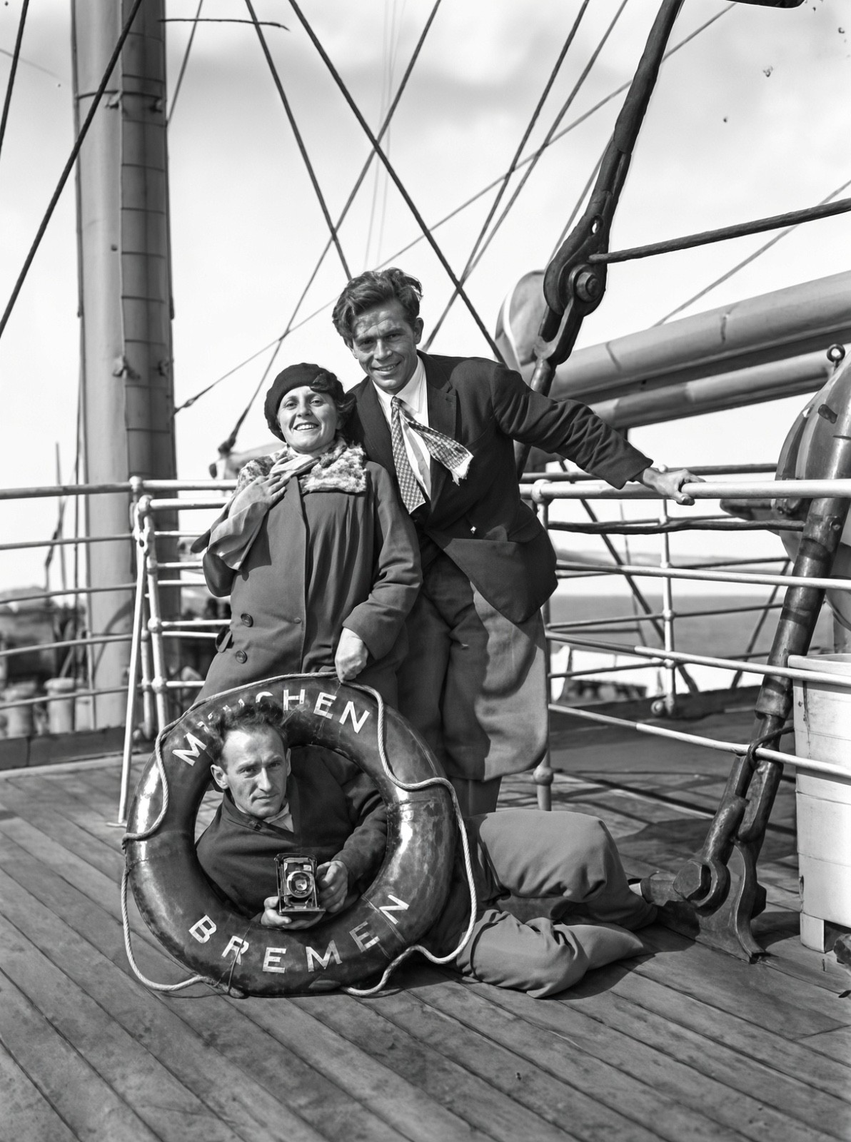 ANTIQUE GLASS PLATE NEGATIVE: Passengers on SS München, Man w/Camera in Buoy