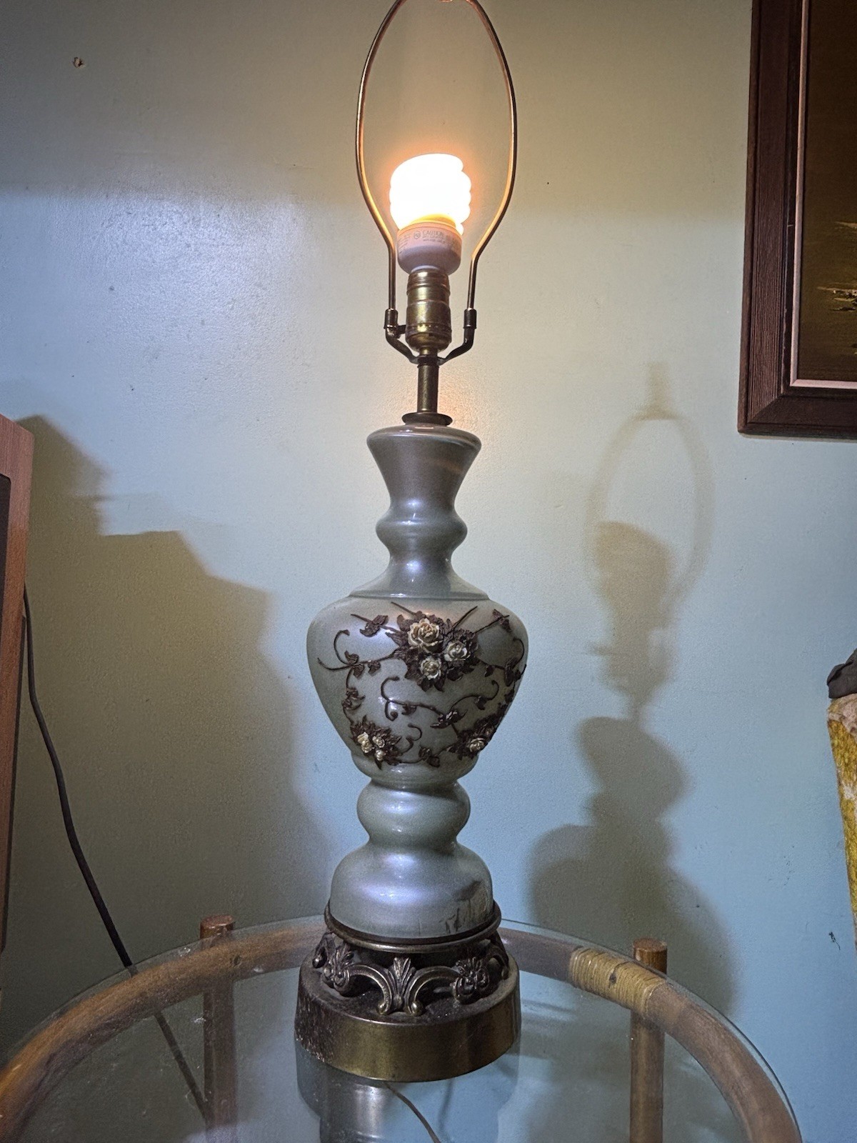 VTG Hand Blown Glass & Brass Metal Filagree Floral TABLE LAMP Hollywood Regency