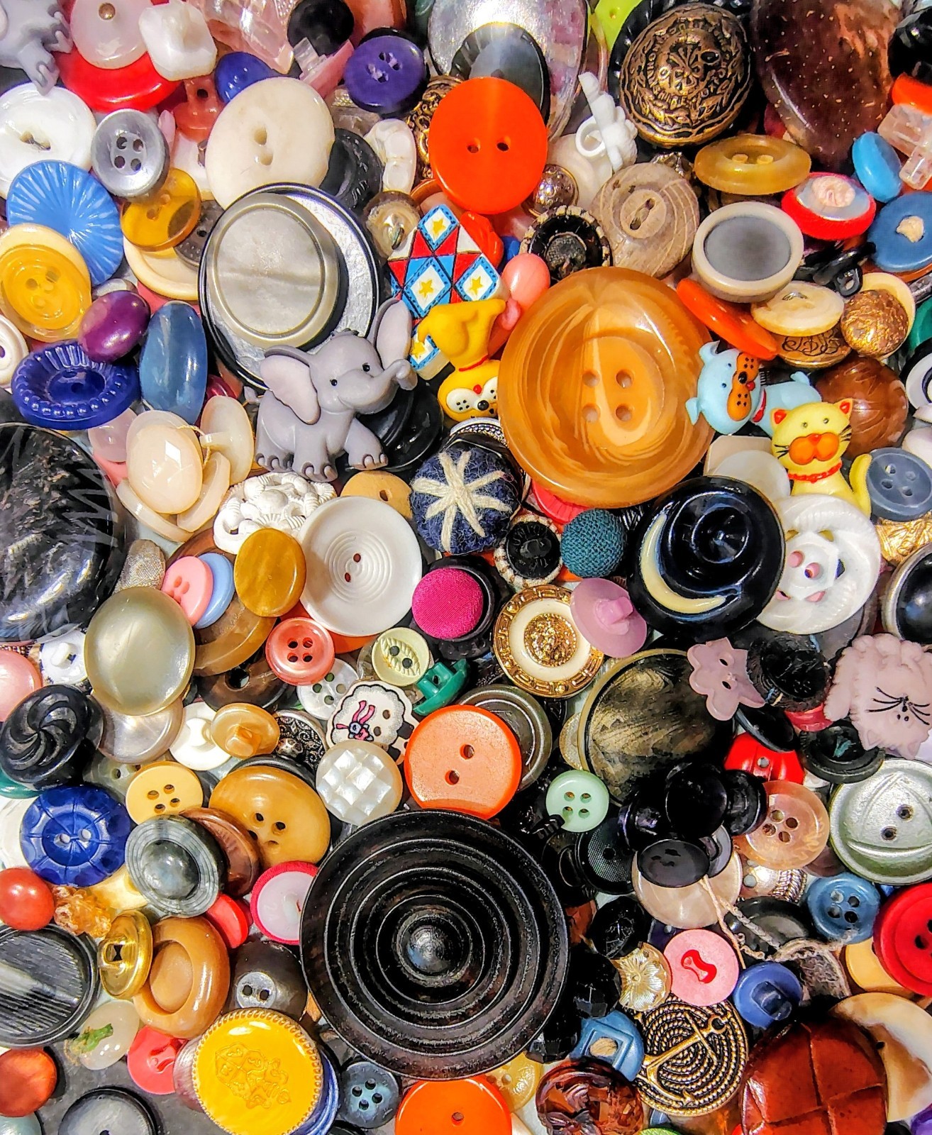 Colorful lot of 200 Buttons From A Poke Box Randomly Selected ⭐⭐⭐⭐⭐