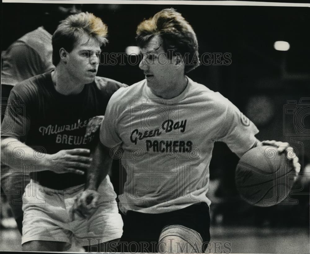 1989 Press Photo Packer John Anderson playing basketball in a charity game