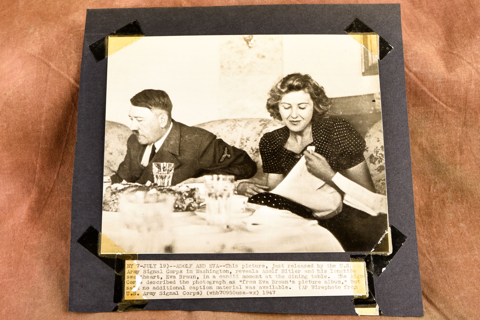 Adolf Hitler Eva Braun at Dining Table Photo 8x7½ 1947 AP Wire Photo V36