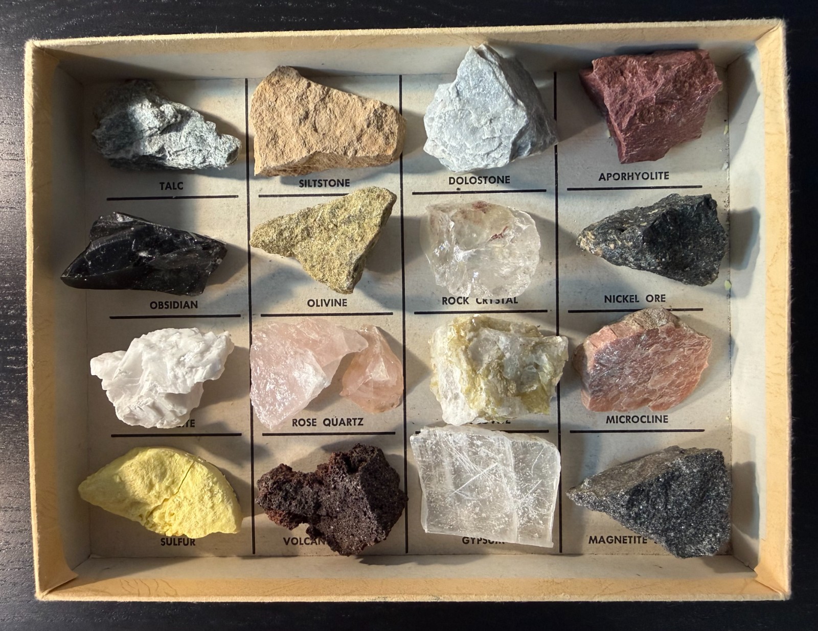Vintage Smithsonian Institution Rock & Mineral Collection (Over 40 yrs old) Vintage Smithsonian Institution Rock & Mineral Collection (Over 40 yrs old)