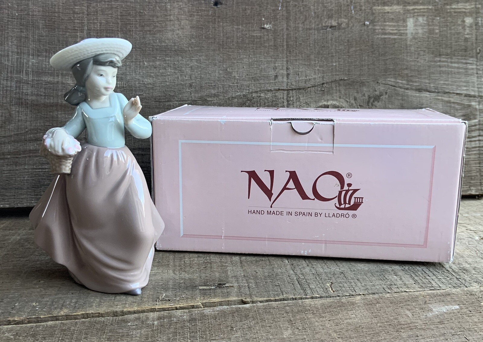 NAO LLADRO Porcelain Figurine #1087 OUT FOR A STROLL Retired- MINT in Box