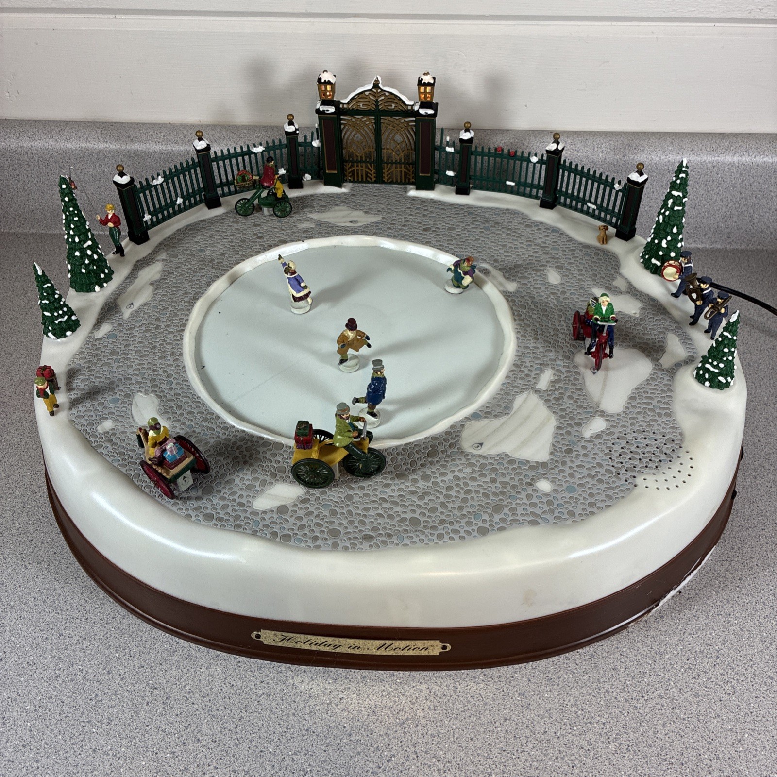 Mr. Christmas Holiday In Motion 1996 Musical Animated Victorian Skating Pond Box