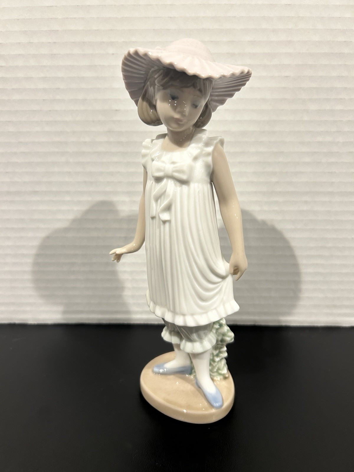 NAO By Lladro April Showers Porcelain Figurine Girl #1126, H 7.5\ NAO By Lladro April Showers Porcelain Figurine Girl #1126, H 7.5\