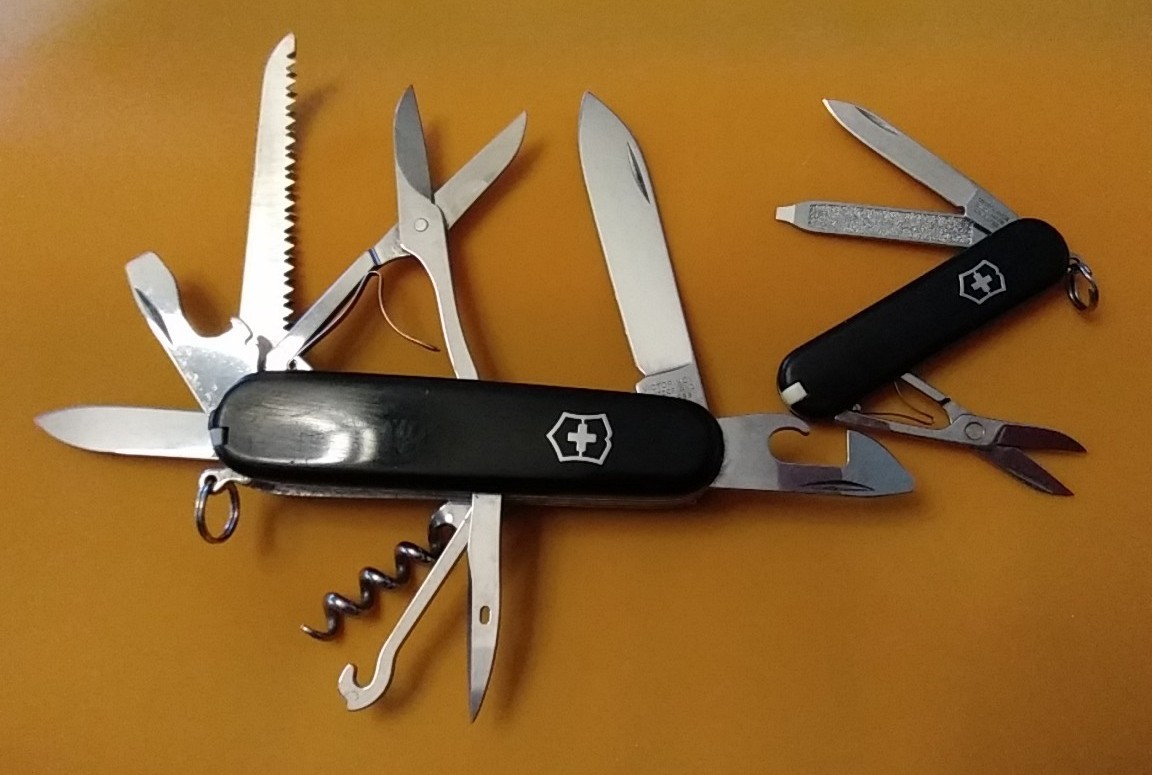 🇨🇭 Victorinox HUNTSMAN + Classic SD 🇨🇭 Great Condition 2 SAKS For 1 Price 