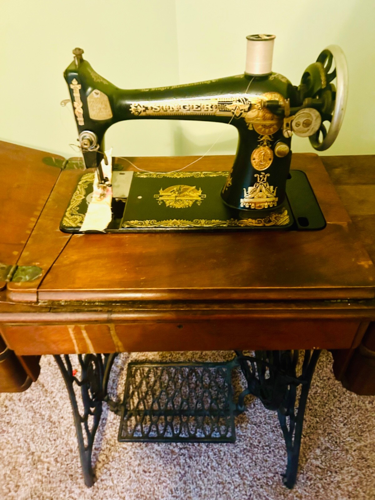 Beautiful singer sewing machine vintage 
