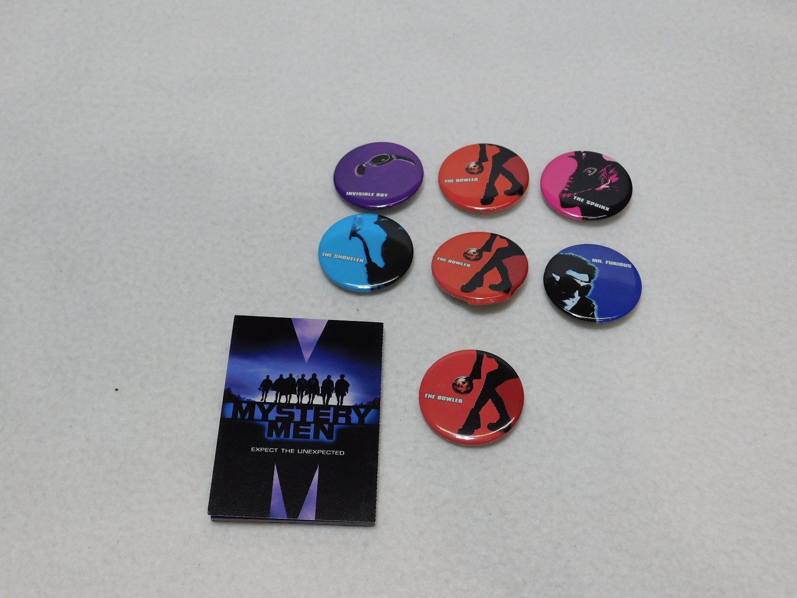 1999 Mystery Men 8 Foldout Cards Plus 7 Pinback Buttons