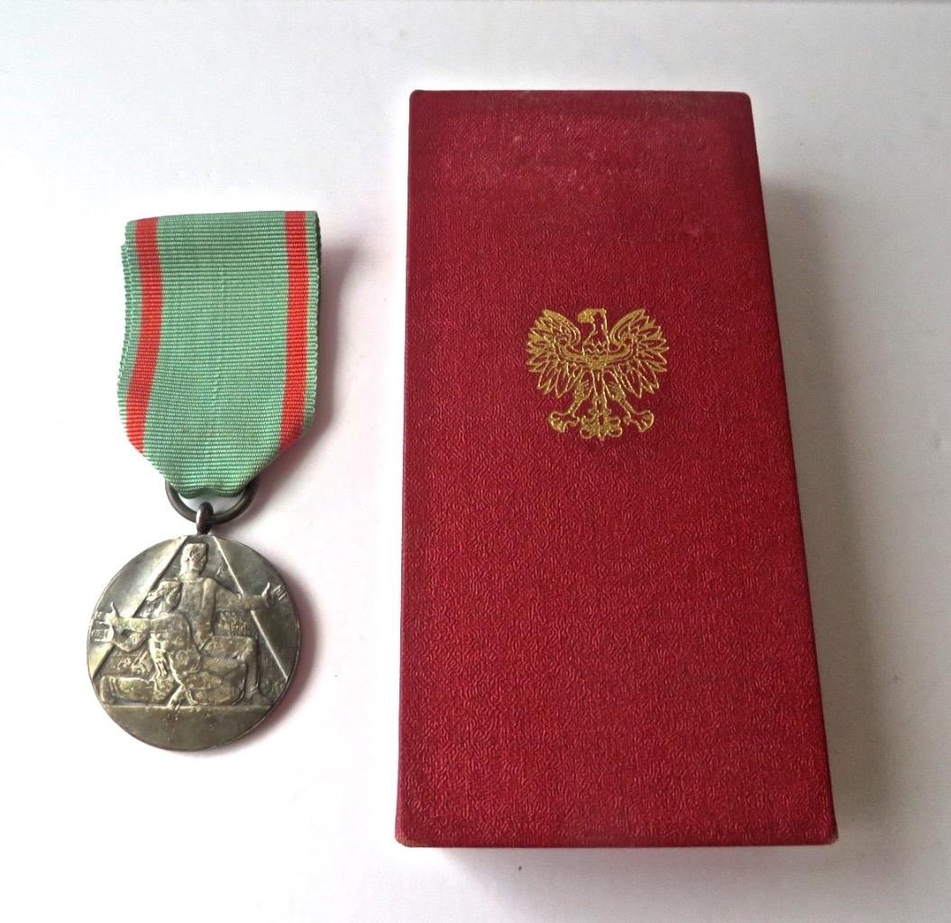Poland 1960 Medal for Sacrifice & Courage Scarce Original Box ESTATE Collection