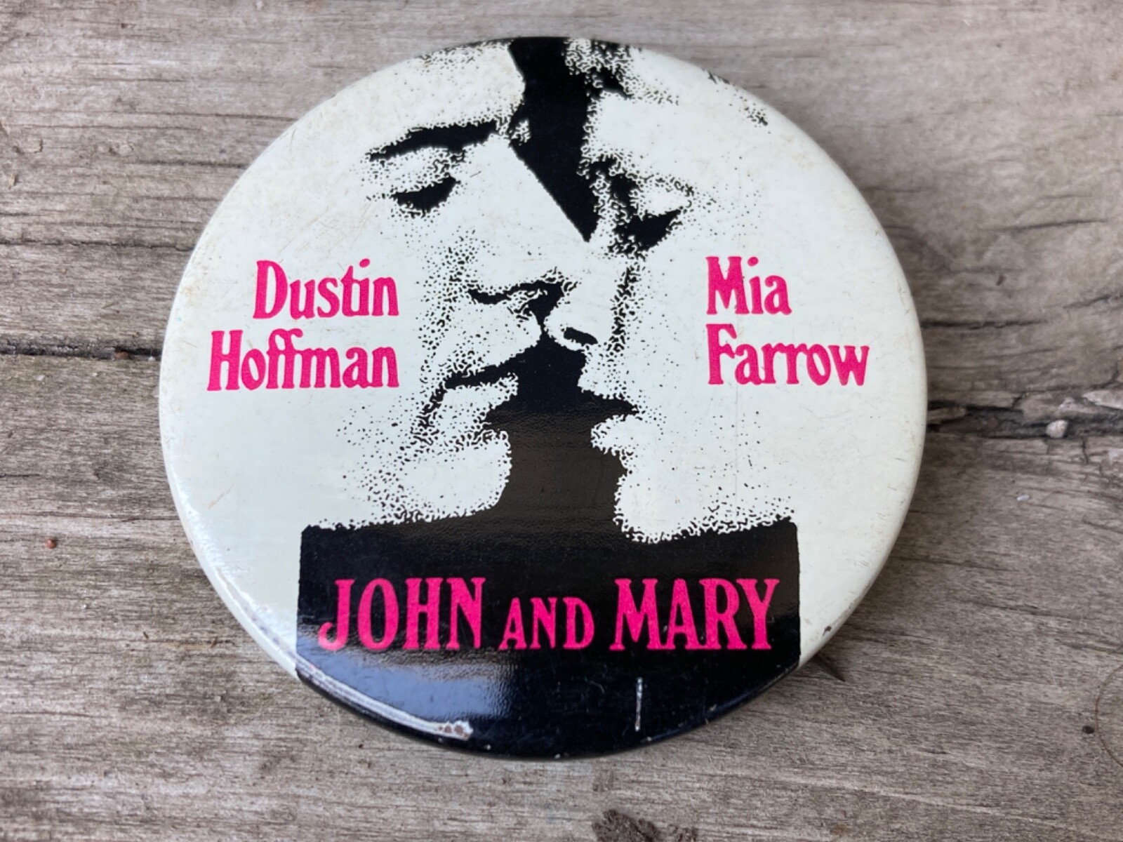 VTG JOHN AND MARY DUSTIN HOFFMAN MIA FARROW 1970 PINBACK BUTTON