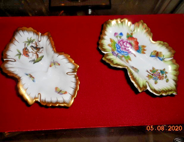 TWO VINTAGE LEAF SHAPED HAND PAINTED CANDY DISH FROM HEREND, HUNGARY, 6 TWO VINTAGE LEAF SHAPED HAND PAINTED CANDY DISH FROM HEREND, HUNGARY, 6