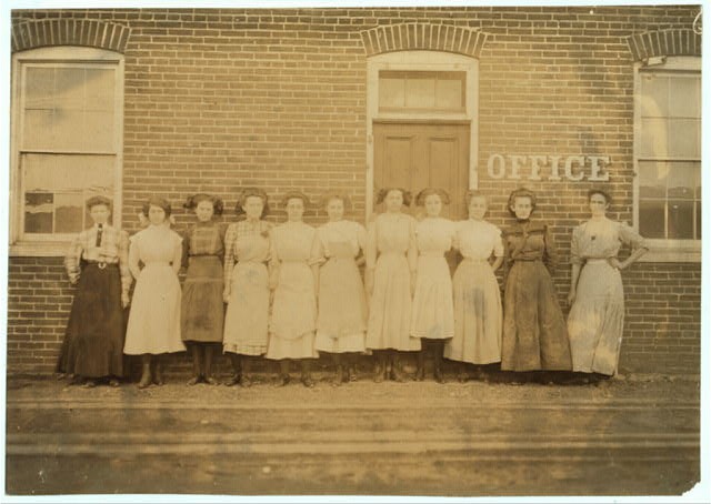 Photo:Washington Missouri 1910 Young Girls Working Peerless Box Co Hine