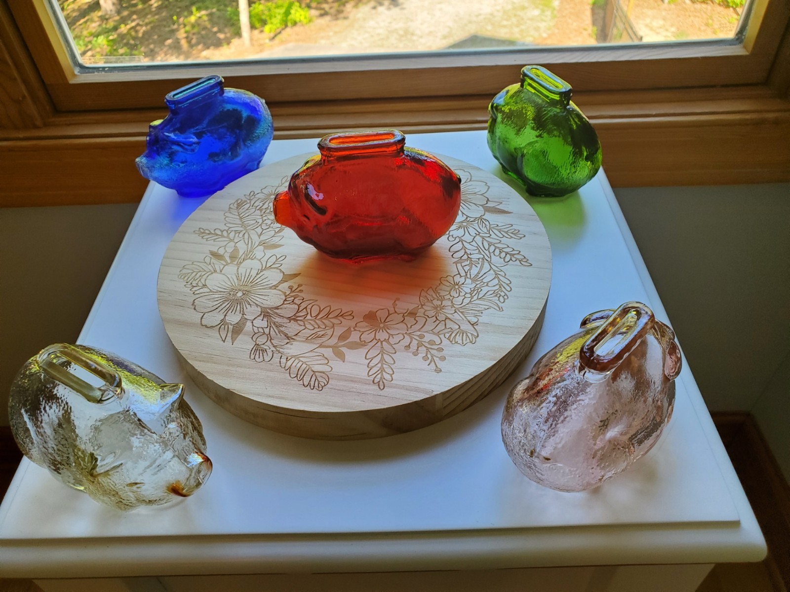 5 Vintage glass piggy banks (red pink blue green amber) & engraved wood base